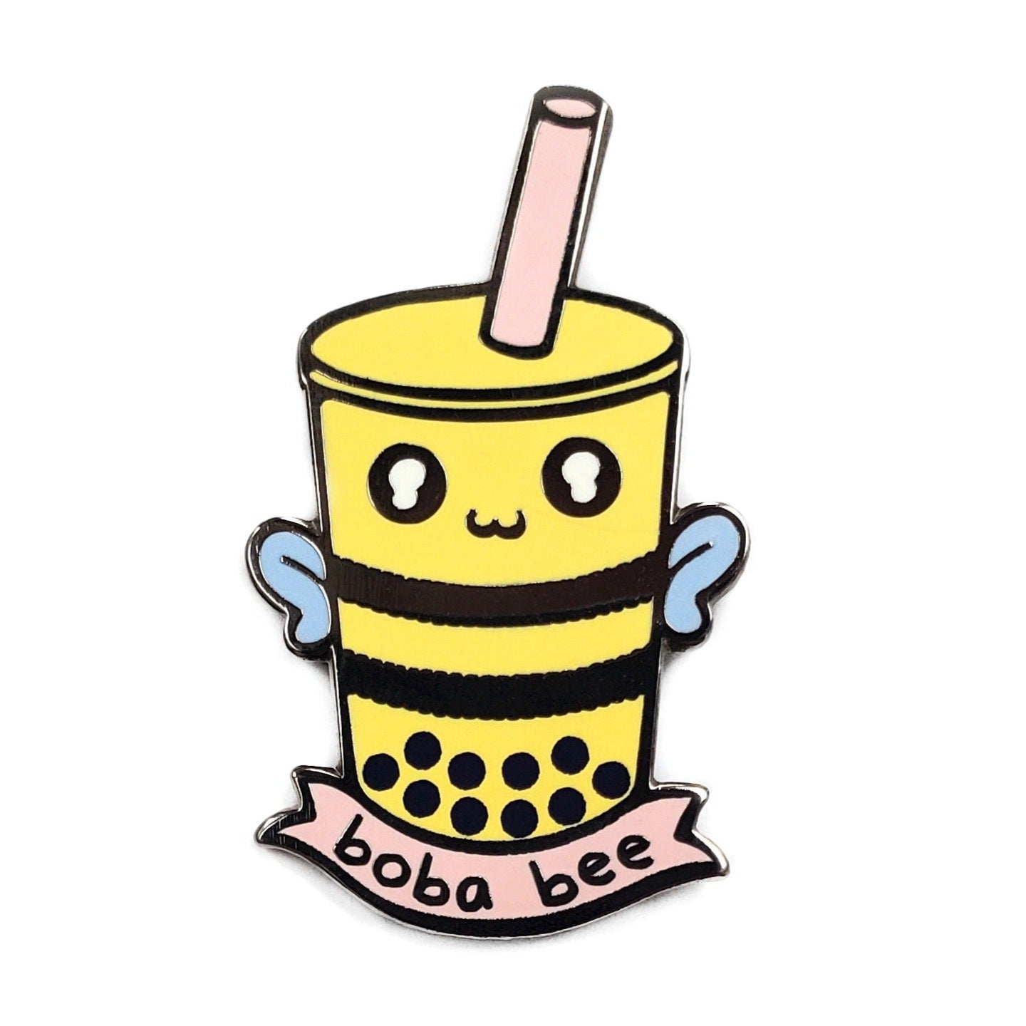 Kolorspun’s Tea Bee Golf Ball Marker is shaped like a cute yellow bee-themed boba tea cup with wings, smile, black stripes, and boba pearls at the bottom. The custom marker sits below on a banner.